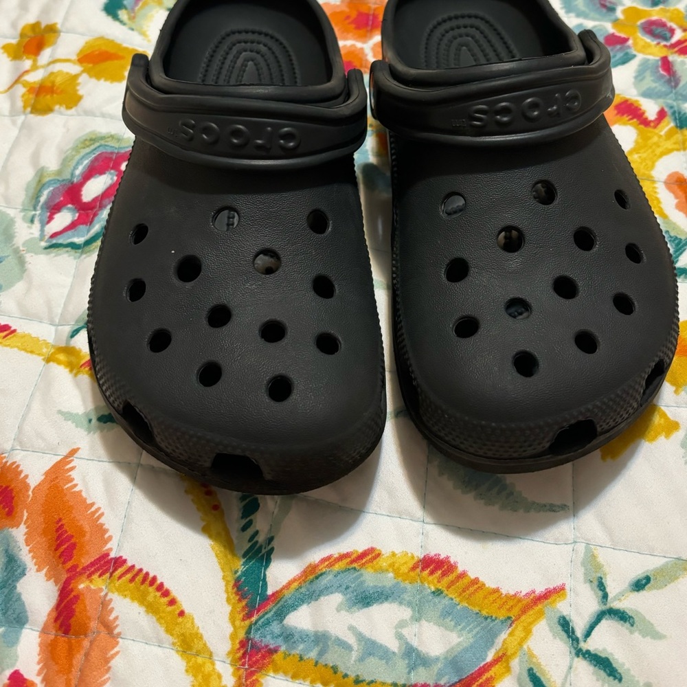 Size J5 Crocs black like brand new